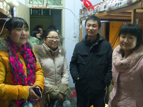 新学期 91短视频
辅导员班主任老师深入学生宿舍看望返校学生