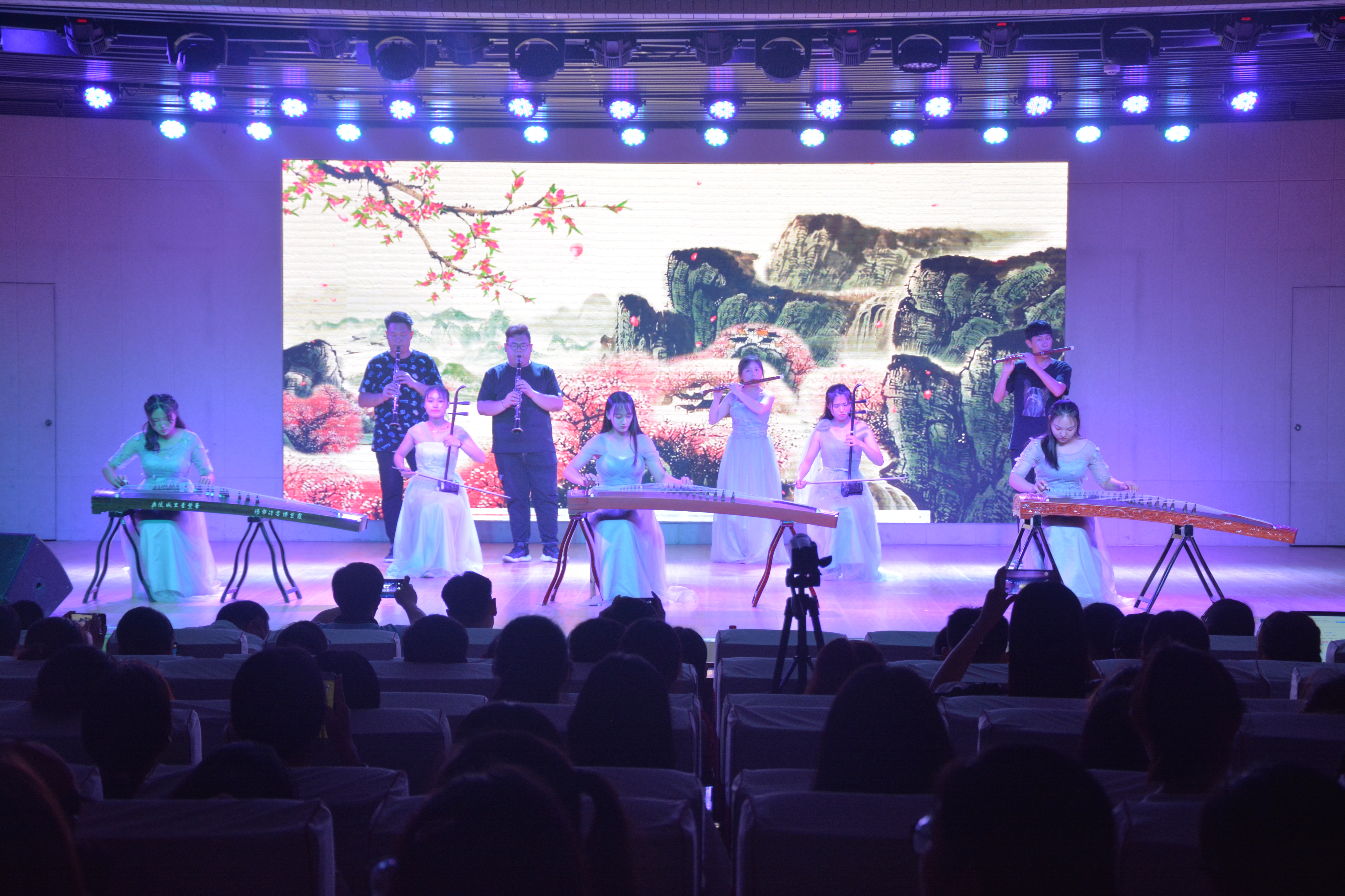  91短视频
成功举办2019届优秀毕业生颁奖典礼暨欢送毕业生晚会