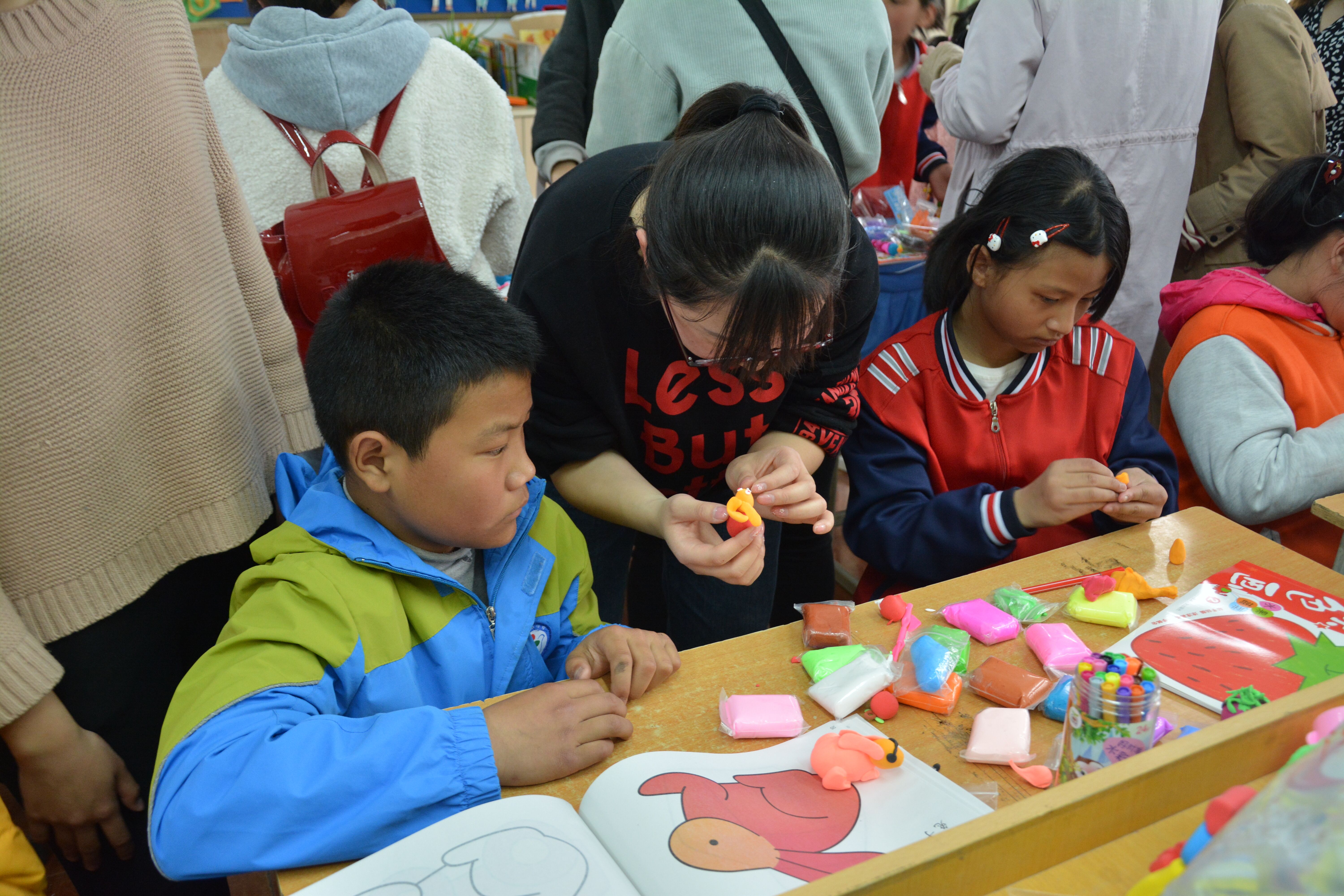  91短视频
开展第二届“心手相牵—特别的爱献给特别的你” 特殊教育学校献爱心志愿服务活动