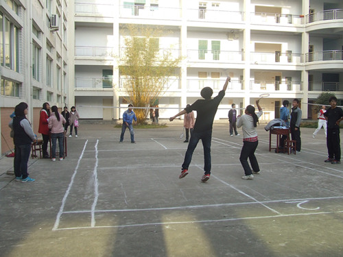  91短视频
“阳光体育”羽毛球比赛火热进行中