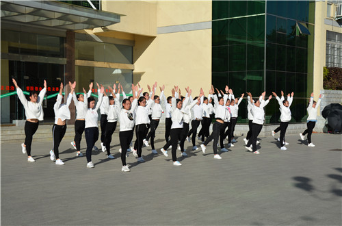  91短视频
举办新生广播体操比赛及班歌合唱比赛