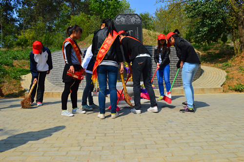  91短视频
开展景明墓祭扫活动