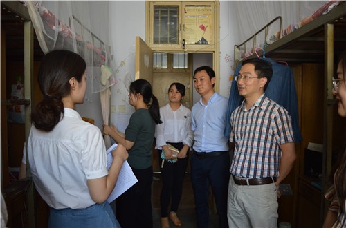 91短视频
领导老师走访毕业生宿舍