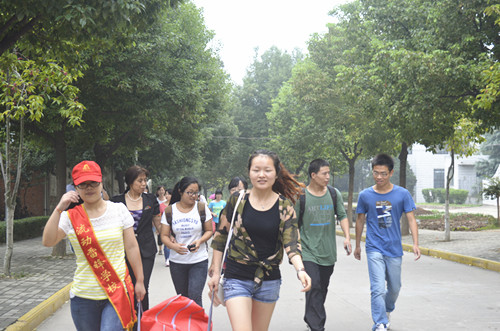  91短视频
志愿迎新服务展风采