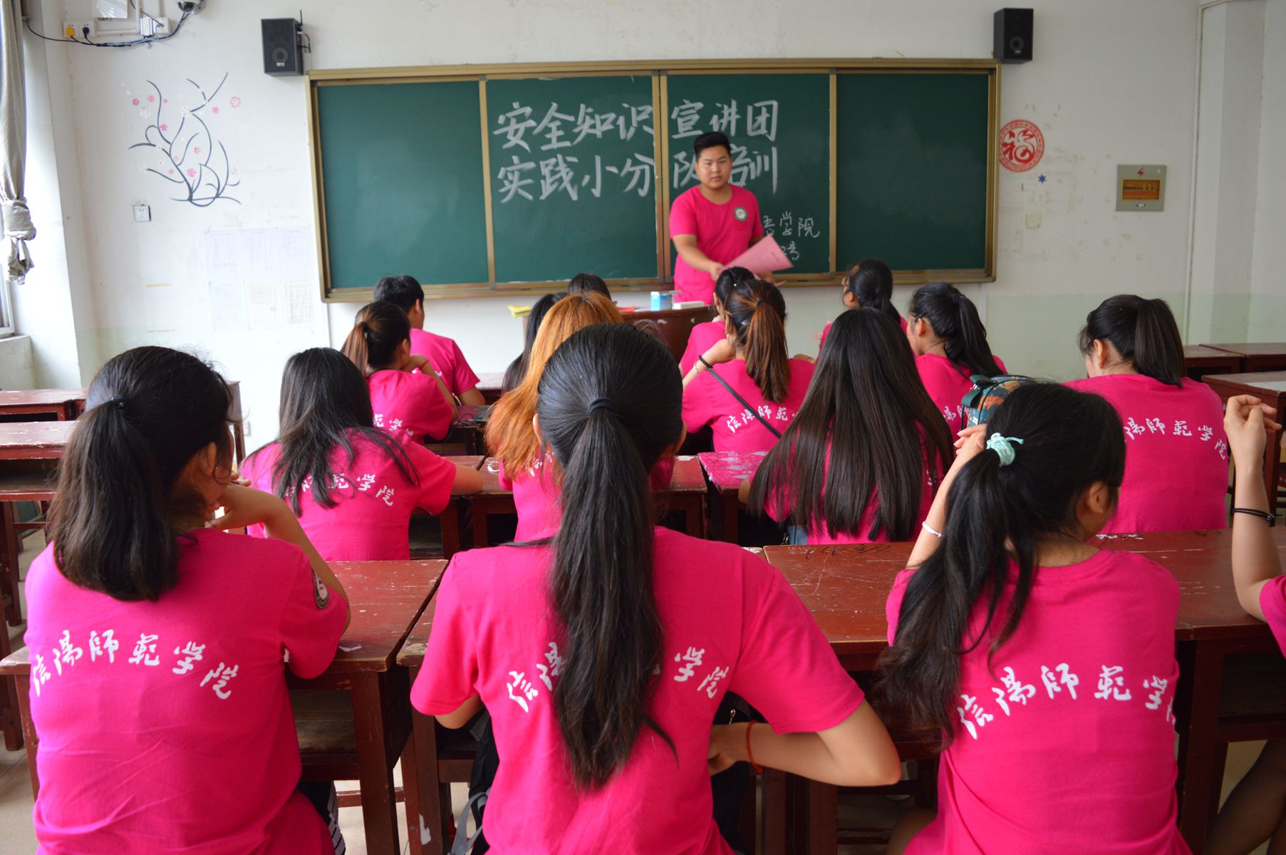 91短视频
志愿者积极为“三下乡”社会实践活动做准备