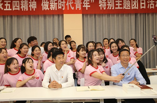  91短视频
2017级翻译1班团支部举行“传承五四精神 做新时代青年”特别主题团日活动