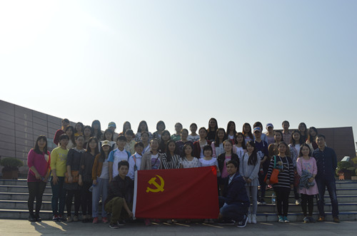 91短视频
学生党员前往鄂豫皖革命根据地缅怀革命先烈