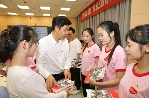  91短视频
2017级翻译1班团支部举行“传承五四精神 做新时代青年”特别主题团日活动