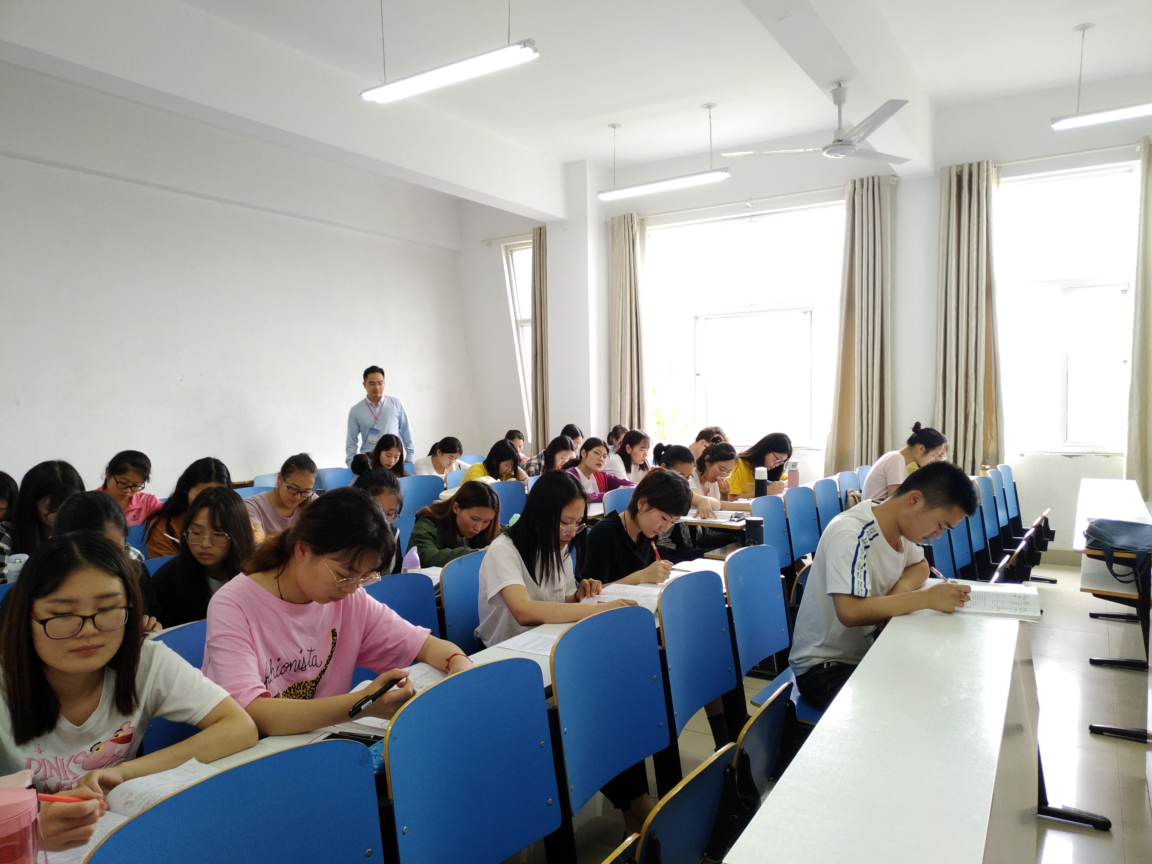  91短视频
2018-2019学年第二学期第十四周教学检查