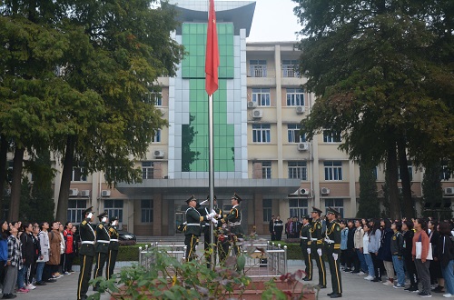  91短视频
组织学生参加升国旗仪式