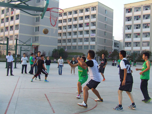  91短视频
领导亲切慰问迎新生篮球赛队员