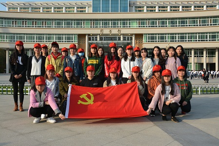  91短视频
组织开展“我为党旗添光彩——道路安全行，共助你我他”志愿实践活动