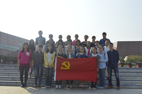 91短视频
学生党员前往鄂豫皖革命根据地缅怀革命先烈