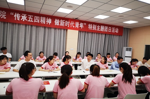  91短视频
2017级翻译1班团支部举行“传承五四精神 做新时代青年”特别主题团日活动