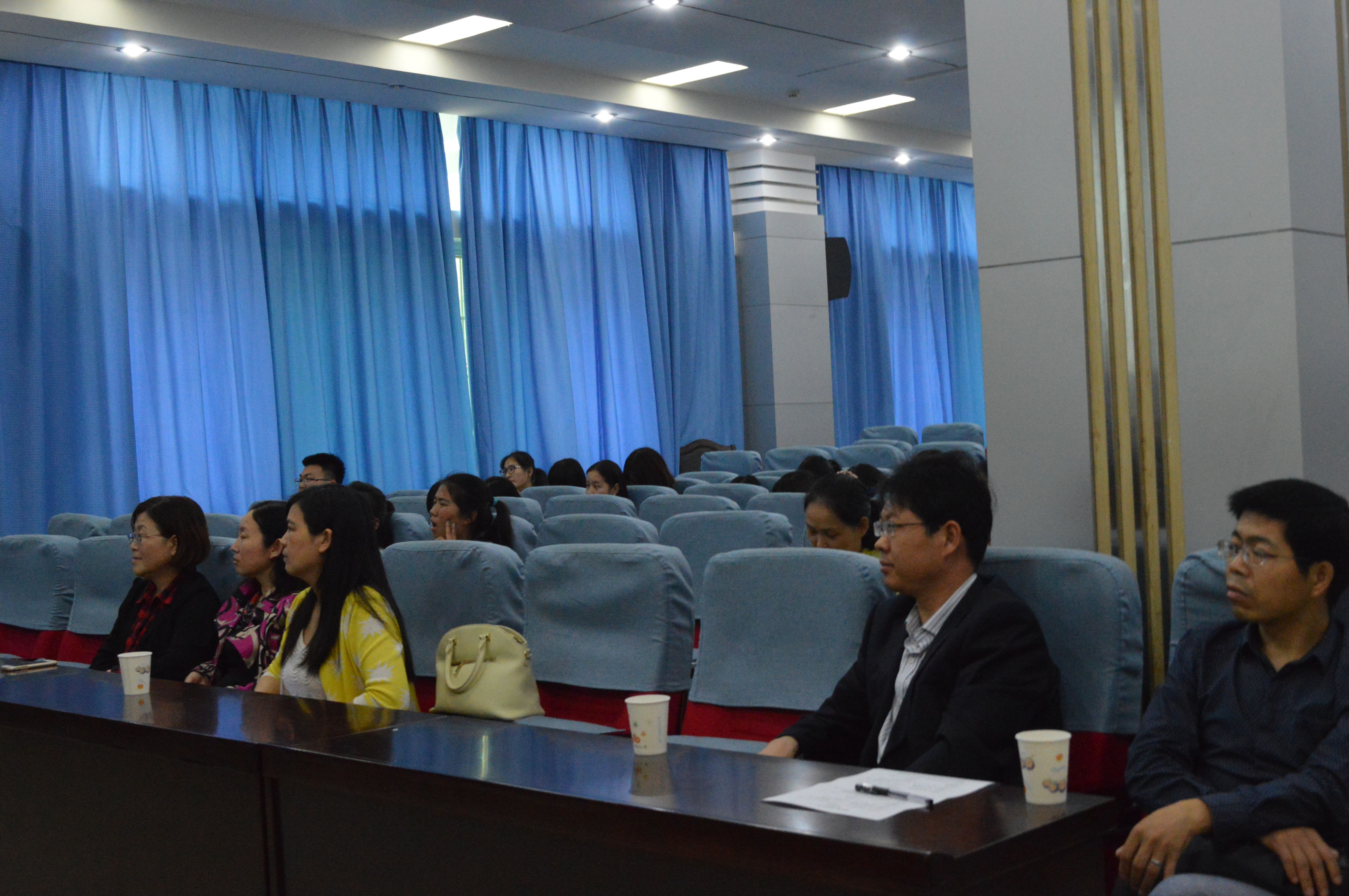  河南省翻译协会杨玮斌副会长来 91短视频
讲学