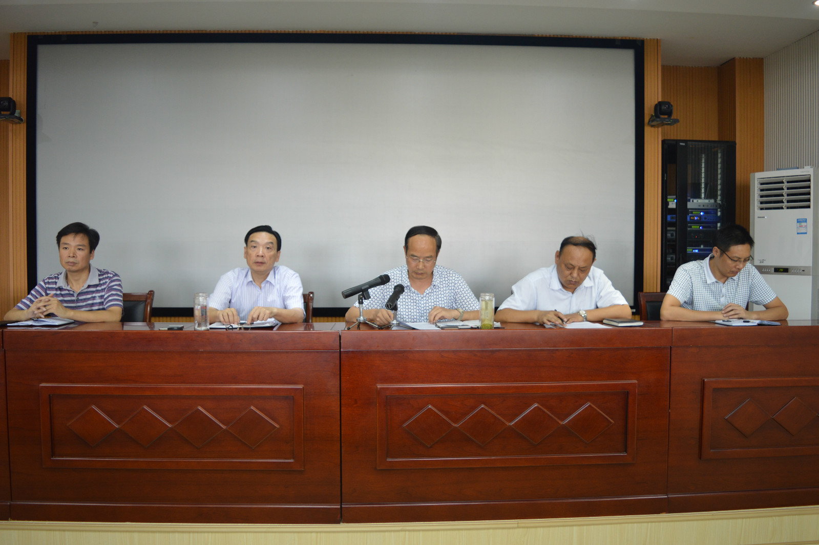  91短视频
召开新学期教职工大会