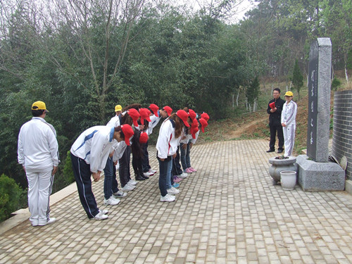  91短视频
组织第55青校学员前往景明墓开展祭扫实践活动