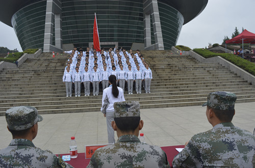 91短视频
2014级新生军训生活丰富多彩