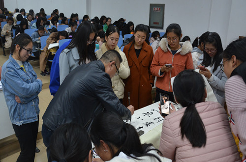  91短视频
邀请优秀校友为新生作入学教育报告