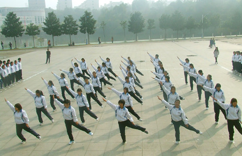  91短视频
举行2012级新生广播操比赛