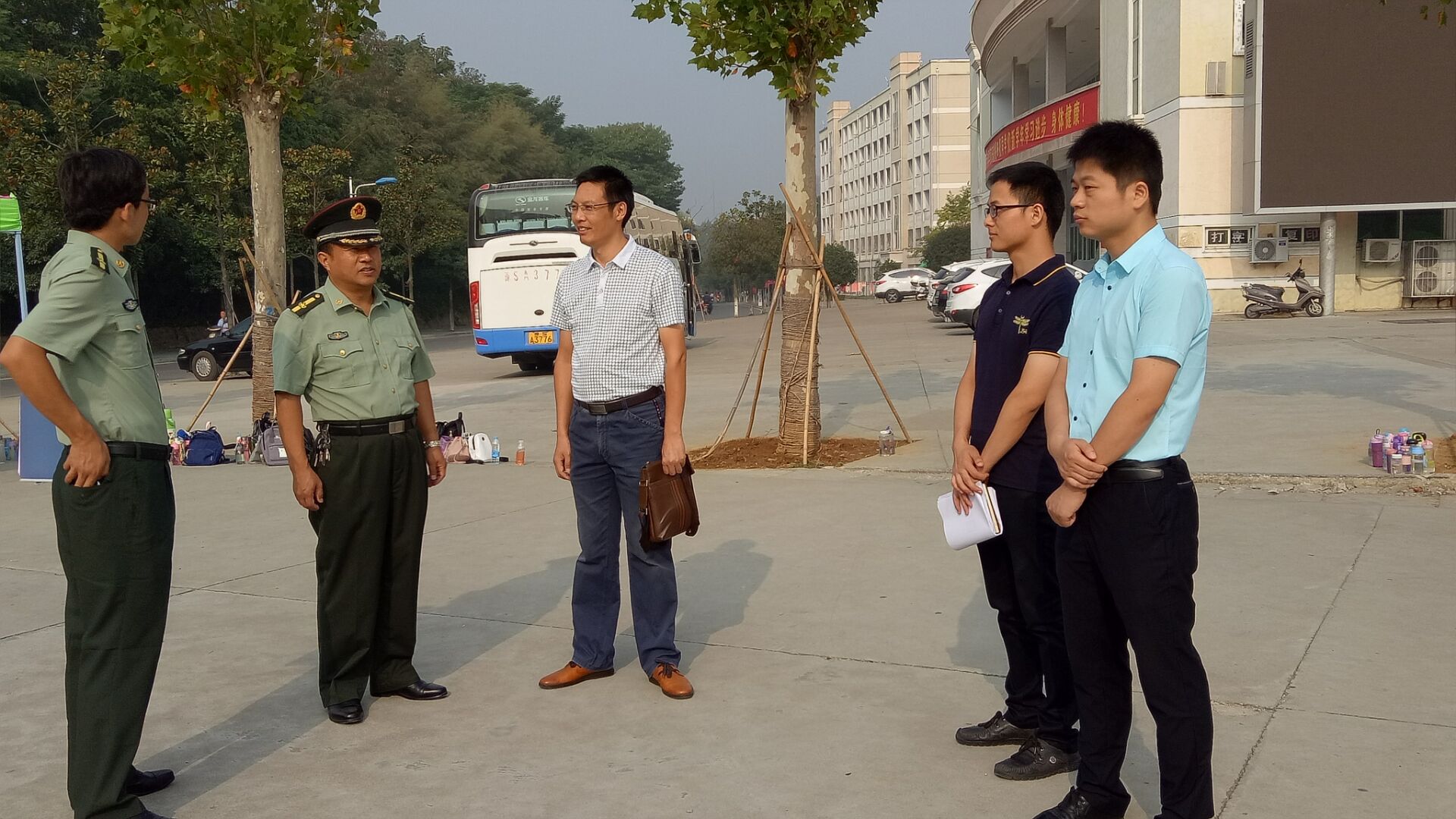  91短视频
领导老师看望2016级军训新生