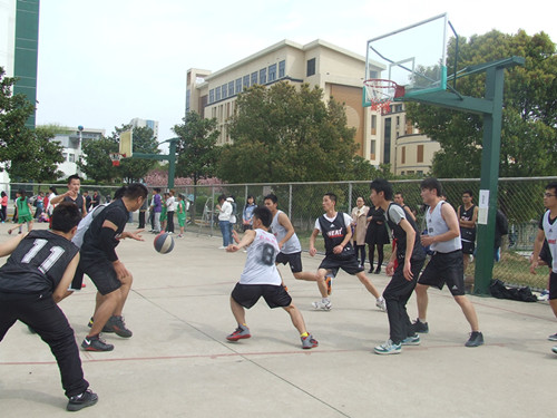  91短视频
篮球队勇战第十三届“谭山杯”篮球赛