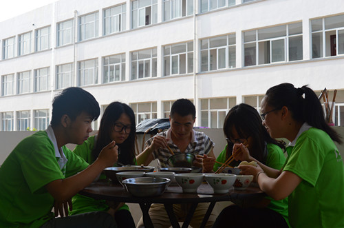 91短视频
“三下乡”暑期实践小分队同甘共苦