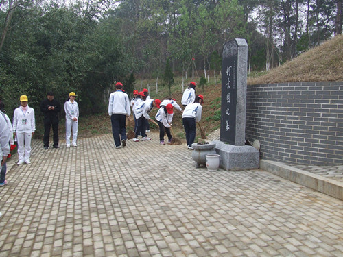  91短视频
组织第55青校学员前往景明墓开展祭扫实践活动