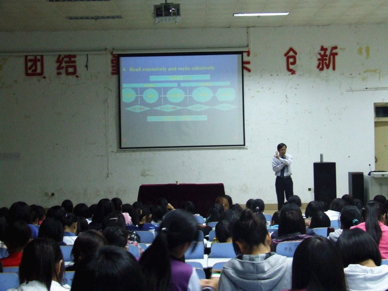  91短视频
举办新生入学教育第二讲“我的外语梦”