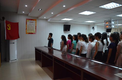  91短视频
成功举行“不忘初心，重温入党誓词”活动