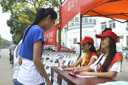 91短视频
志愿迎新服务展风采