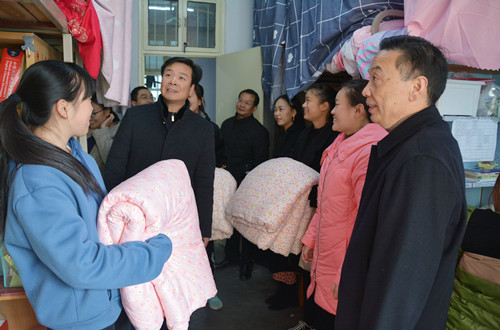  91短视频
领导深入宿舍为贫困生发放过冬棉被