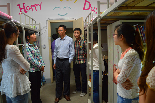  91短视频
领导老师深入学生宿舍看望应届毕业生