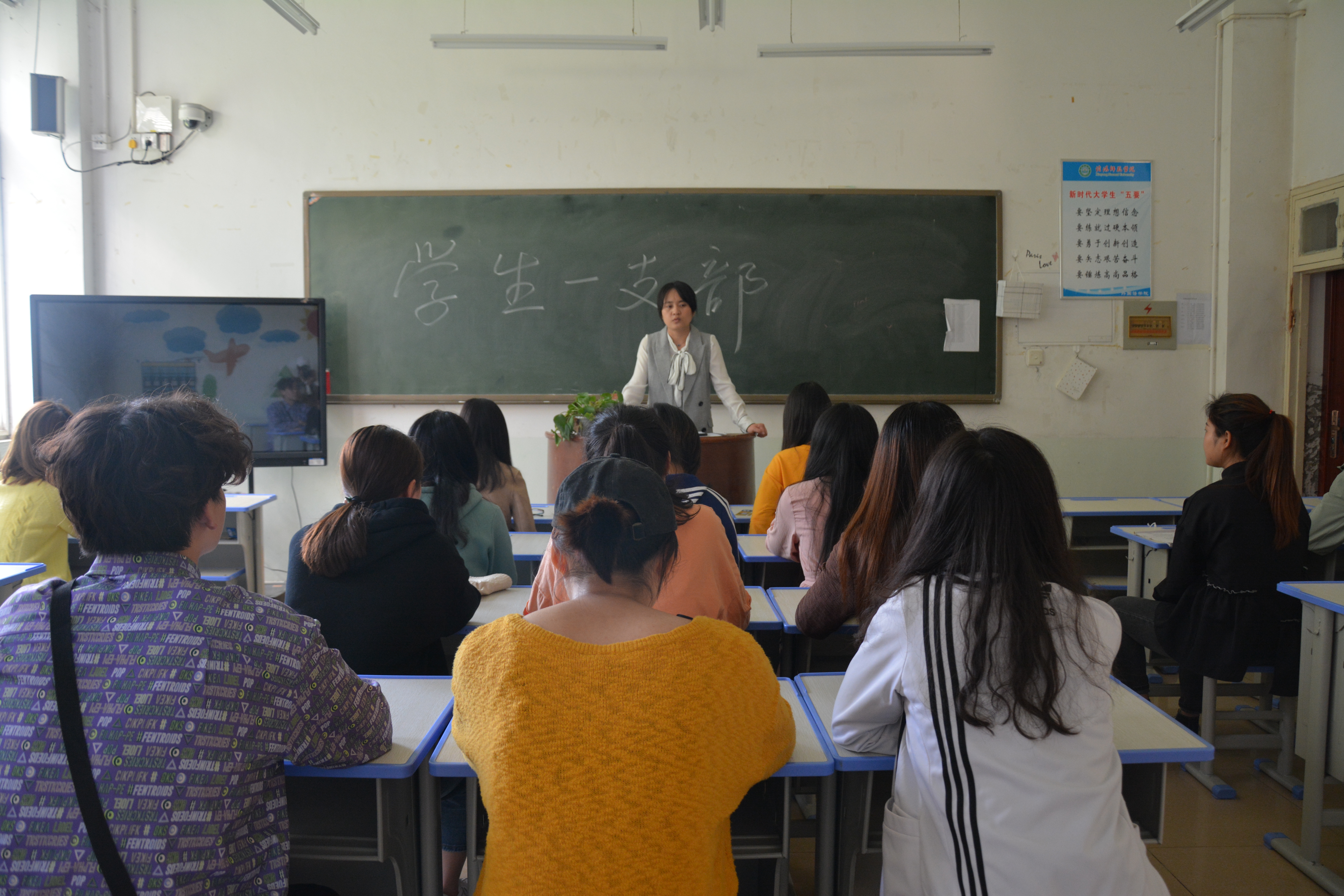  91短视频
各党支部开展“全面从严治党——《坚定不移推进风廉政建设和反腐败斗争》”专题学习活动