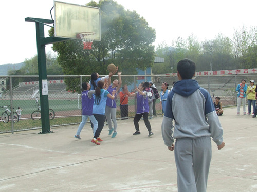  91短视频
篮球队勇战第十三届“谭山杯”篮球赛