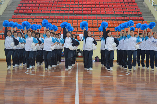  91短视频
团学老师慰问健美操运动员