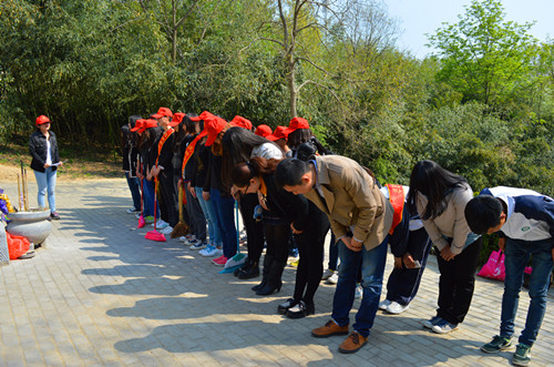  91短视频
开展景明墓祭扫活动