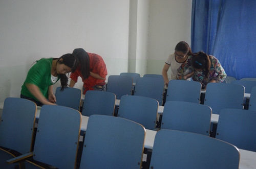  91短视频
组织学生开展“劳动日”卫生大扫除