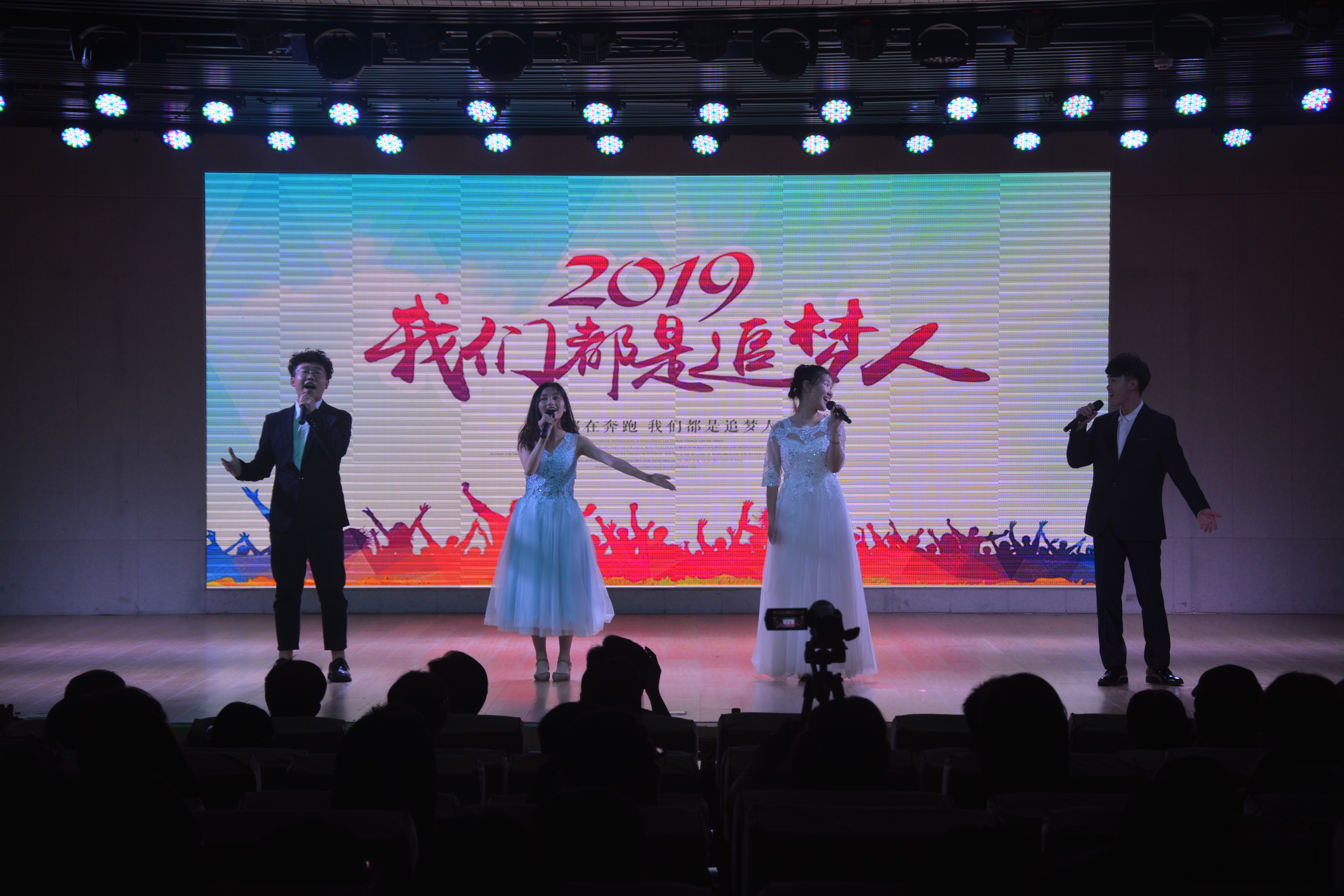  91短视频
成功举办2019届优秀毕业生颁奖典礼暨欢送毕业生晚会