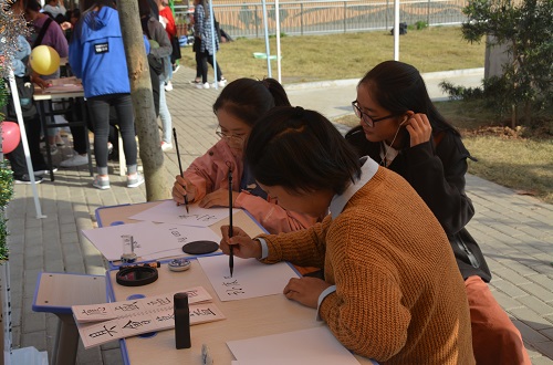  91短视频
开展心理游园会活动