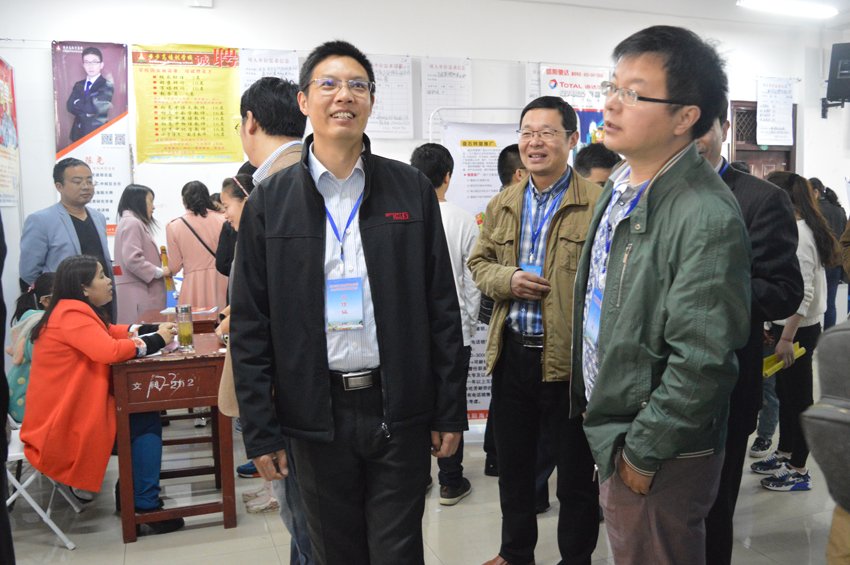  91短视频
组织毕业学子参与2016届毕业生双选会