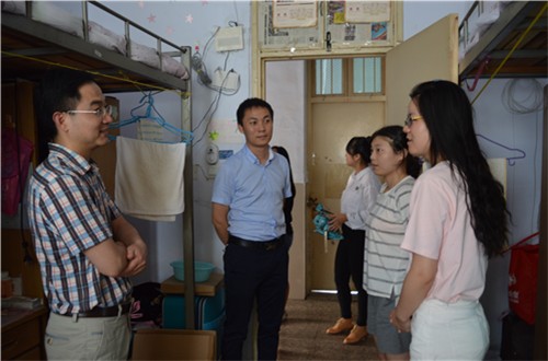 91短视频
领导老师走访毕业生宿舍