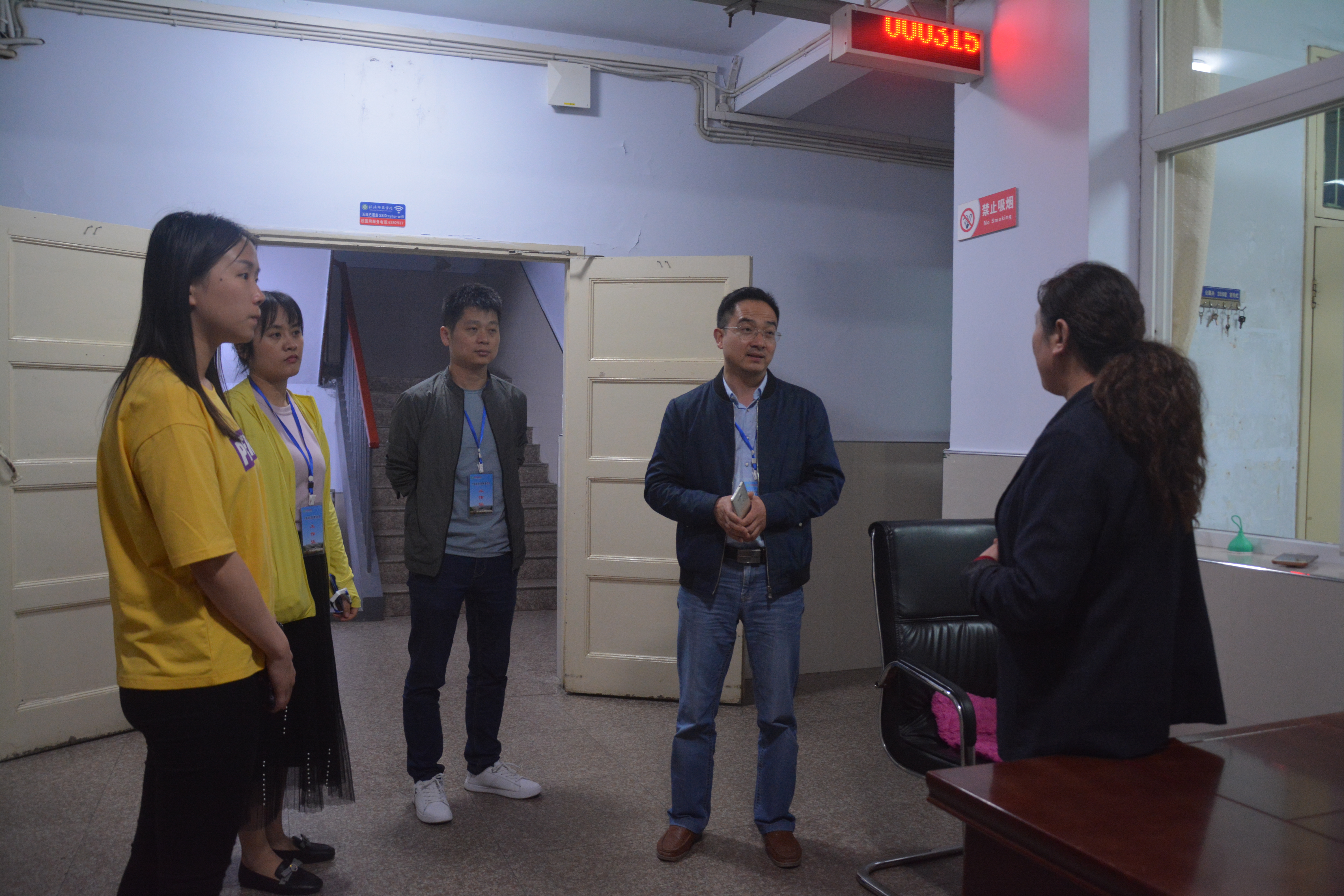  91短视频
领导老师走访毕业生宿舍