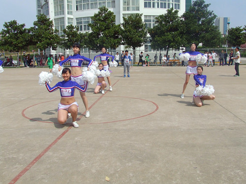  91短视频
篮球队勇战第十三届“谭山杯”篮球赛