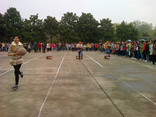  91短视频
举办女生月“运动风暴”趣味运动赛